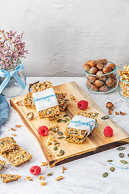 포토 JPG 해외이미지 리본 포장 회색배경 유리병 실내 사람없음 꽃병 달콤 산딸기 호두 건강식품 나무도마 에너지바 호박씨 개암 종이호일 해외포토 열매 꽃 음식 백그라운드 과일 병_용기 도마 건강 씨앗 내부 목재 회색 견과류 맛 파일형식 이미지허브