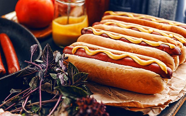 포토 JPG 해외이미지 채소 실내 사람없음 소시지 머스터드 일렬 핫도그 종이호일 해외포토 음식 패스트푸드 내부 소스_음식 가공식품 파일형식 이미지허브