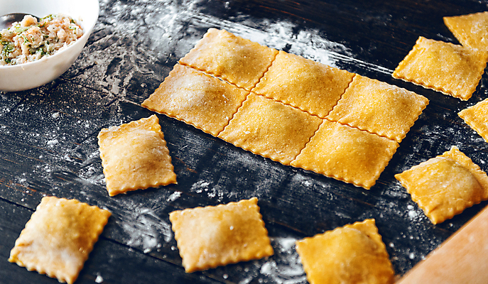 포토 JPG 해외이미지 전통 손 여자 음식 백그라운드 재료 탁자 파스타 건강 요리 사람없음 주방 요리사 식사 저녁식사 이탈리아 신선 맛 준비 날것 만들기 밀가루 레시피 내추럴 점심식사 라비올리 핸드메이드 맛있는 해외포토 직업 유럽 가구 컨셉 모션 서양음식 사람 신체부위 가루 파일형식 이미지허브