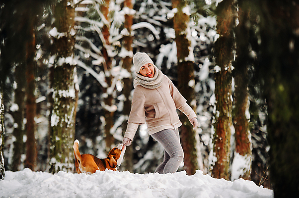 포토 JPG 해외이미지 주간 한마리 여자 반려견 겨울 함께함 한명 웃음 상반신 성인 야외 앞모습 친구 반려동물 눈 강아지 숲속 즐거움 겨울옷 비글 성인여자한명만 해외포토 자연요소 동물 1 옷 계절 감정 뷰포인트 컨셉 관계 날씨 표정 사람 개 숲 여자한명만 성인여자만 파일형식 이미지허브