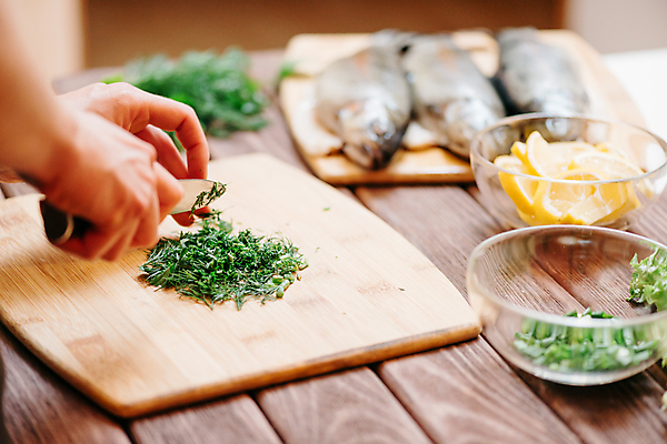 포토 JPG 해외이미지 1 접시 여자 음식 재료 탁자 건강 관리 어류 요리 사람 사람없음 목재 주방 식사 신선 칼 자르기 레몬 해산물 준비 날것 딜 회향 그리너리 맛있는 해외포토 나무 식물 식기 가구 과일 모션 수중동물 파일형식 트랜드컬러 이미지허브