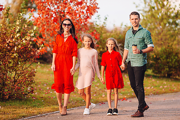 포토 JPG 해외이미지 나무 백인 공원 여자 남자 딸 어린이 가족 엄마 웃음 풍경 소녀 여러명 성인 야외 가을풍경 가을 아빠 숲 언니 해외포토 서양인 식물 계절 공공시설 다수 관계 표정 사람 자매 파일형식 가을_계절 이미지허브