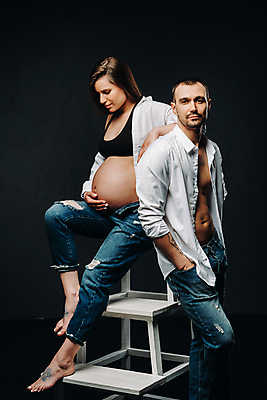 포토 JPG 해외이미지 전신 부부 응시 여자 남자 포즈 셔츠 검은배경 실내 상반신 성인 두명 옆모습 계단 임산부 임신 청바지 주머니손 걸터앉기 감싸기 성인만 어깨에손 해외포토 커플 시선 뷰포인트 백그라운드 상의 바지 모션 사람 앉기 내부 검은색 파일형식 이미지허브