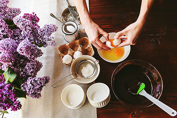 포토 JPG 해외이미지 직업 접시 손 여자 음식 백그라운드 탁자 디저트 주택 사탕 요리 사람없음 목재 갈색 케이크 식당 초콜릿 요리사 검은색 어둠 빵집 우유 흰색 시골 바 달콤 가루 설탕 준비 만들기 성분 코코아 시나몬 페스츄리 핸드메이드 억울 해외포토 나무 식기 감정 음료 빵 컬러 가구 재료 모션 유제품 사람 건물 신체부위 상점 맛 파일형식 이미지허브