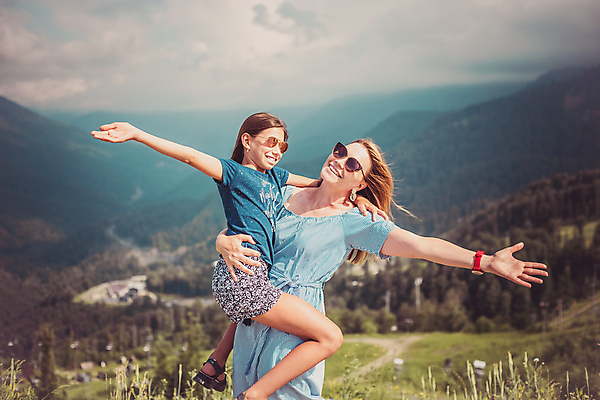 포토 JPG 해외이미지 라이프스타일 딸 행복 어린이 여행 배낭 가족 자연 하늘 엄마 휴가 산 함께함 사람 야외 두명 세계 일몰 하이킹 시간 해외포토 감정 컨셉 가방 관계 레저 생활 노을 생태계 파일형식 이미지허브