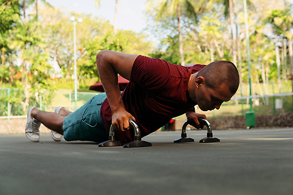 포토 JPG 해외이미지 라이프스타일 남자 스포츠 운동화 신체 성공 건강 한명 사람 야외 운동복 운동 힘 젖음 연습 체육관 근육질 노력 법정 자극 해외포토 1 옷 신발 컨셉 근육 생활 몸매 파일형식 이미지허브