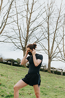 포토 JPG 해외이미지 백인 직업 남자 음악 스포츠 운동화 비즈니스 기술 건강 관리 미소 사람 여러명 달리기 조깅 운동 강사 듣기 자신감 어플리케이션 무선전화기 연습 라디오 근육질 귀 노력 꼬투리 달리기선수 자극 해외포토 서양인 감정 다수 신발 모션 근육 문화예술 표정 신체부위 전자제품 전화기 몸매 육상선수 파일형식 이미지허브