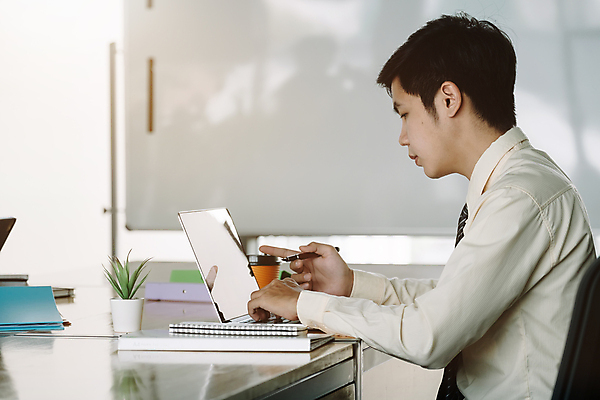 포토 JPG 해외이미지 백인 직업 손 여자 남자 행복 백그라운드 컨셉 비즈니스 사업가 통신 탁자 성공 직장 한명 사람 앉기 성인 노트북 컴퓨터 사무실 스크린 공책 흰색 타이핑 업무 작업 비즈니스맨 비즈니스우먼 그룹 토론 사이버 책상 동료 경영자 문서 경영 해외포토 서양인 1 감정 컬러 가구 회사 관계 모션 문구용품 신체부위 전자제품 직장인 리더 파일형식 이미지허브