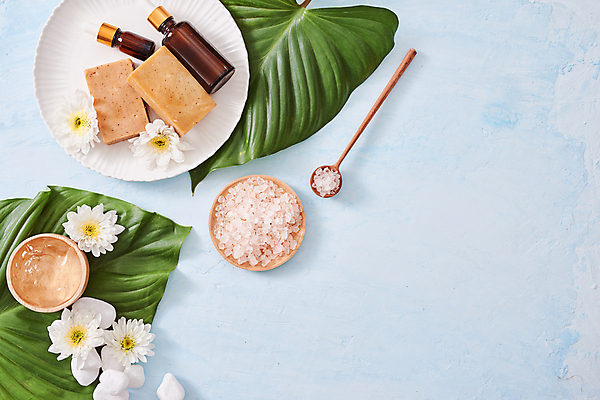 포토 JPG 해외이미지 꽃 실내 사람없음 하이앵글 뷰티 스파 파란배경 스파용품 나무숟가락 스톤 앰플 열대잎 천연비누 카피스페이스 입욕소금 알로에베라 알로에젤 해외포토 식물 뷰포인트 백그라운드 잎 내부 파란색 숟가락 화장품 공백 미용용품 오브젝트 소금 비누 알로에 젤 파일형식 이미지허브