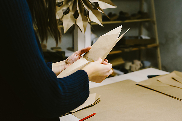 포토 JPG 해외이미지 백인 라이프스타일 손 여자 별 컨셉 크리스마스 겨울 탁자 휴가 새해 관리 창조 사람 취미 사람없음 목재 장식 빛 눈송이 작업실 상품 자르기 스웨터 종이접기 DIY 명령 방법 접기 접착제 핸드메이드 해외포토 자연요소 서양인 나무 계절 기념일 종이 가구 상의 재료 모션 눈_날씨 생활 신체부위 풀_접착제 파일형식 이미지허브