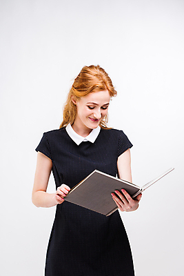 포토 JPG 해외이미지 백인 학생 라이프스타일 긴머리 손 드레스 여자 교육 행복 백그라운드 비즈니스 학교 한명 사람 성인 책 스터디 뷰티 유행 검은색 시험 흰색 업무 화려 스마트 피부 대학교 팔 보여주기 고립 해외포토 서양인 1 헤어스타일 옷 감정 컬러 컨셉 모션 생활 신체부위 학습 작업 파일형식 이미지허브