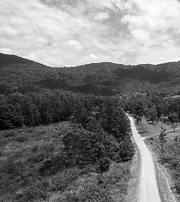 포토 JPG 해외이미지 나무 식물 도로 선 여행 패턴 밭 자연 하늘 추상 산 안테나 사람없음 야외 초록색 파란색 울타리 환경 시골 호주 숲 땅 질감 먼지 내추럴 드론 내려보기 해외포토 길 컬러 무늬 농업 통신 교통시설 모션 담장 오세아니아 생태계 파일형식 이미지허브