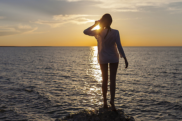 포토 JPG 해외이미지 라이프스타일 여자 실루엣 바다 여행 포즈 오렌지 청소년 자연 휴식 항해 그림자 한명 서기 사람 해변 야외 가로 여름 햇빛 태양 뷰티 평화 일출 황혼 일몰 영혼 황금 고독 저녁 카피스페이스 해외포토 자연요소 1 계절 감정 컨셉 배_교통 과일 모션 촬영기법 생활 노을 공백 야간 생태계 파일형식 이미지허브