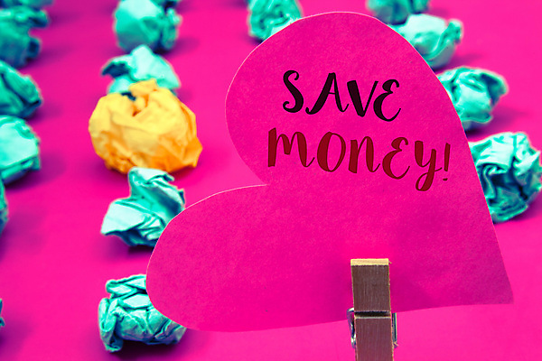 포토 JPG 해외이미지 손글씨 영어 종이 실내 사람없음 저축 하트 일렬 나무집게 종이뭉치 분홍색배경 해외포토 모양 문자 분홍색 백그라운드 집게 내부 목재 금융 뭉치 파일형식 이미지허브