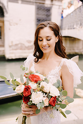 포토 JPG 해외이미지 서양인 여자 신부 부케 웨딩드레스 결혼식 한명 들기 상반신 성인 야외 앞모습 눈감음 성인여자한명만 웨딩촬영 해외포토 외국인 1 드레스 뷰포인트 꽃다발 결혼 모션 사람 기념사진 여자한명만 성인여자만 파일형식 이미지허브