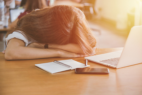 포토 JPG 해외이미지 직업 여자 인터넷 비즈니스 탁자 모바일 휴식 노동자 스트레스 주택 실내 피곤 사람 앉기 사람없음 노트북 스마트폰 컴퓨터 사무실 디지털 공책 잠 업무 비즈니스우먼 종업원 책상 해외포토 가구 컨셉 모션 문구용품 내부 건물 전자제품 핸드폰 스마트기기 작업 직장인 파일형식 이미지허브