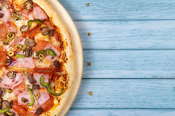 포토 JPG 해외이미지 피자 패스트푸드 실내 사람없음 하이앵글 나무받침 콤비네이션피자 카피스페이스 나무배경 해외포토 뷰포인트 백그라운드 서양음식 내부 목재 공백 인스턴트 받침대 파일형식 이미지허브