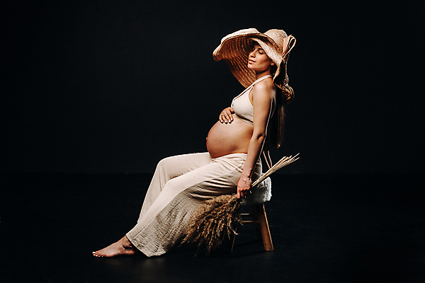 포토 JPG 해외이미지 전신 여자 꽃다발 포즈 의자 검은배경 실내 한명 들기 앉기 성인 옆모습 눈감음 임산부 임신 밀짚모자 성인여자한명만 해외포토 모자_잡화 1 꽃 뷰포인트 가구 백그라운드 모션 사람 내부 검은색 여자한명만 성인여자만 파일형식 이미지허브