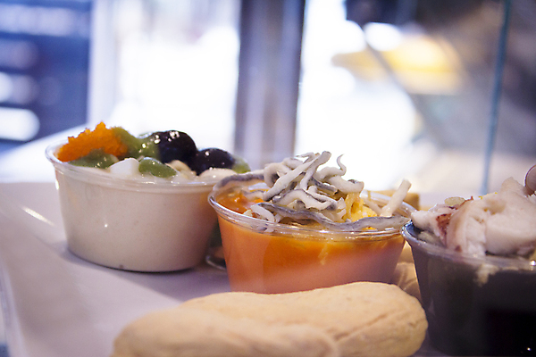 포토 JPG 해외이미지 전통 접시 음식 빵 백그라운드 건강 요리 한명 식당 식사 신선 바 스페인 맛 지중해 이쑤시개 점심식사 스페인어 타파스 맛있는 해외포토 1 식기 유럽 바다 컨셉 사람 상점 애피타이저 파일형식 이미지허브