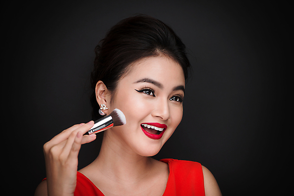 포토 JPG 해외이미지 여자 실내 한명 웃음 들기 동양인 상반신 성인 앞모습 화장 뷰티 검은색 메이크업브러쉬 성인여자한명만 해외포토 1 뷰포인트 컬러 모션 표정 사람 인종 내부 붓 여자한명만 성인여자만 파일형식 이미지허브