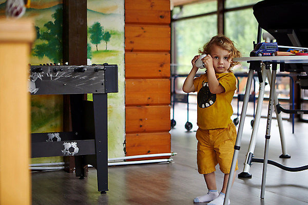포토 JPG 해외이미지 응시 어린이 음악 노래 놀이 휴가 휴식 실내 한명 취미 가로 금발 장난감 디지털 소리 기쁨 방 듣기 추위 무선전화기 오디오 주말 세대 걸음마 결백 멜로디 해외포토 1 헤어스타일 시선 감정 컨셉 모션 문화예술 사람 내부 전자제품 전화기 파일형식 이미지허브