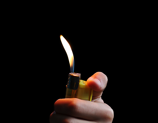 포토 JPG 해외이미지 손 불 불꽃 사람 사람없음 일회용 가스 라이터 점화 화상 해외포토 자연요소 신체부위 상처 파일형식 이미지허브