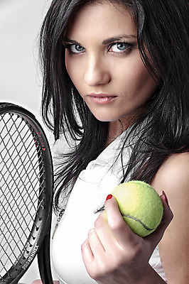 포토 JPG 해외이미지 응시 여자 실내 한명 들기 상반신 성인 옆모습 테니스라켓 흰배경 테니스복 성인여자한명만 해외포토 1 시선 뷰포인트 백그라운드 모션 사람 내부 운동복 테니스 흰색 라켓 여자한명만 성인여자만 파일형식 이미지허브