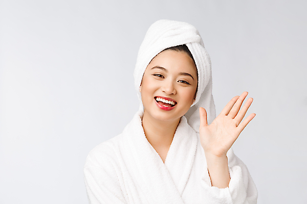 포토 JPG 해외이미지 응시 여자 실내 한명 동양인 상반신 성인 앞모습 뷰티 목욕가운 피부관리 흰배경 손인사 성인여자한명만 해외포토 1 시선 뷰포인트 백그라운드 사람 인종 내부 흰색 인사 가운 여자한명만 성인여자만 파일형식 이미지허브