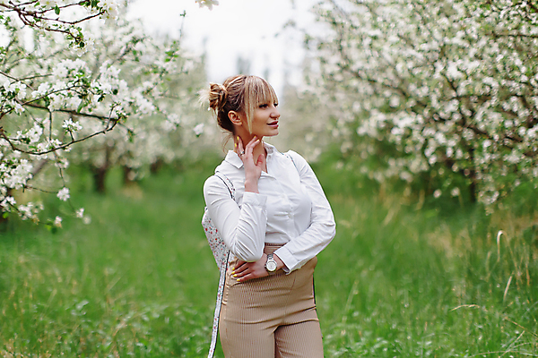 포토 JPG 해외이미지 나무 모델 헤어스타일 드레스 옷 공원 여자 꽃 행복 포즈 자연 한명 서기 사람 야외 초록색 금발 뷰티 유행 정원 맑음 봄 낭만 벚꽃 흰색 신선 화려 개화 사과 내추럴 배려 스타일 해외포토 식물 1 계절 공공시설 감정 컬러 컨셉 과일 모션 날씨 생태계 파일형식 이미지허브