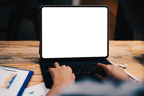 포토 JPG 해외이미지 손 신체부위 태블릿 스크린 타이핑 목업 해외포토 사람 전자제품 스마트기기 파일형식 이미지허브