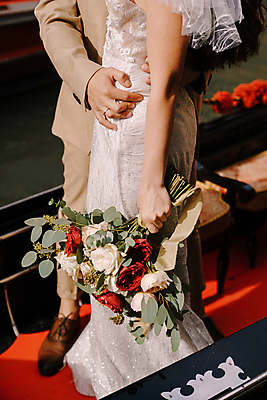 포토 JPG 해외이미지 서양인 여자 남자 부케 웨딩드레스 안기 결혼식 들기 정장 성인 야외 두명 앞모습 뒷모습 하반신 신랑신부 성인만 웨딩촬영 해외포토 외국인 드레스 옷 신부_웨딩 뷰포인트 꽃다발 신랑 결혼 모션 사람 기념사진 파일형식 이미지허브