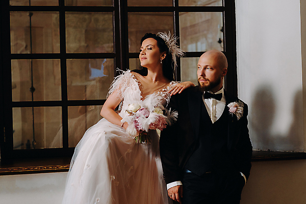 포토 JPG 해외이미지 응시 여자 남자 부케 웨딩드레스 결혼 창문 신혼부부 실내 사랑 서기 들기 앉기 정장 턱시도 상반신 성인 두명 앞모습 기댐 창가 주머니손 신랑신부 성인만 어깨에손 웨딩촬영 해외포토 부부 시선 드레스 옷 감정 신부_웨딩 뷰포인트 꽃다발 신랑 모션 사람 이벤트 내부 신혼 기념사진 파일형식 이미지허브