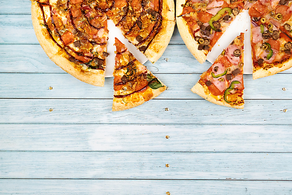 포토 JPG 해외이미지 접시 파프리카 피자 패스트푸드 실내 사람없음 하이앵글 올리브 베이컨 콤비네이션피자 페퍼로니 카피스페이스 나무배경 해외포토 식기 열매 뷰포인트 백그라운드 채소 서양음식 돼지고기 내부 공백 소시지 인스턴트 파일형식 이미지허브