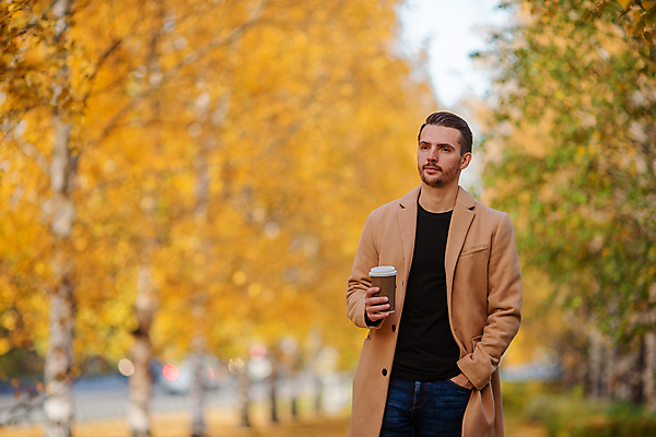 포토 JPG 해외이미지 응시 공원 남자 한명 미소 성인 야외 가을풍경 가을 잡기 숲 성인남자한명만 해외포토 1 시선 계절 공공시설 모션 표정 사람 풍경 남자한명만 성인남자만 파일형식 가을_계절 이미지허브