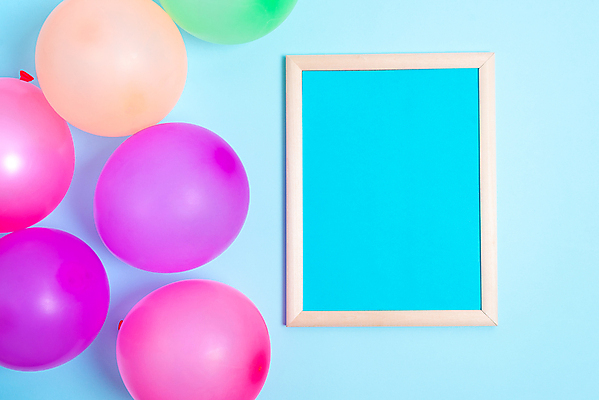 포토 JPG 해외이미지 액자 프레임 실내 사람없음 하이앵글 파티 축하 생일 즐거움 파란배경 풍선 카피스페이스 해외포토 기념일 감정 뷰포인트 백그라운드 컨셉 이벤트 내부 파란색 공백 파일형식 이미지허브