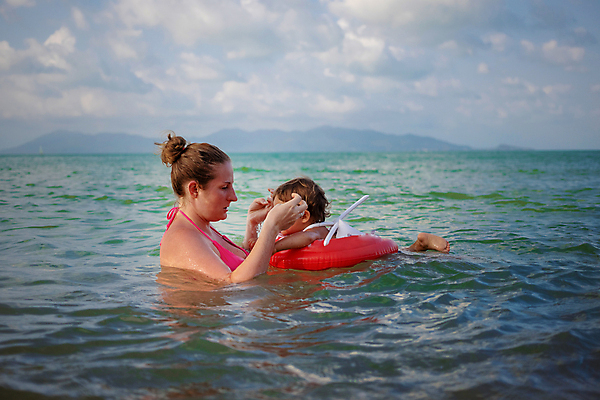 포토 JPG 해외이미지 백인 라이프스타일 여자 남자 수영복 행복 아들 어린이 바다 여행 가족 청소년 자연 놀이 엄마 휴가 함께함 건강 사람 소년 성인 야외 두명 물 부모 햇빛 수영 기쁨 자녀 잡기 가르침 결합 걸음마 구명용품 돌봄 해외포토 자연요소 서양인 옷 교육 감정 컨셉 관계 모션 생활 태양 수상스포츠 안전장비 생태계 파일형식 이미지허브