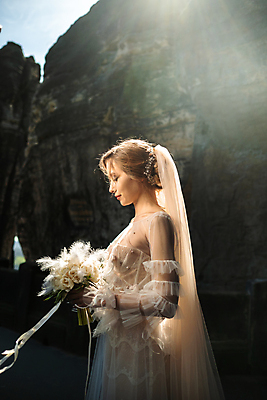 포토 JPG 해외이미지 여자 신부 부케 웨딩드레스 결혼 한명 미소 들기 상반신 성인 야외 아웃포커스 햇빛 눈감음 성인여자한명만 웨딩촬영 해외포토 1 드레스 꽃다발 모션 촬영기법 표정 사람 이벤트 태양 기념사진 여자한명만 성인여자만 파일형식 이미지허브