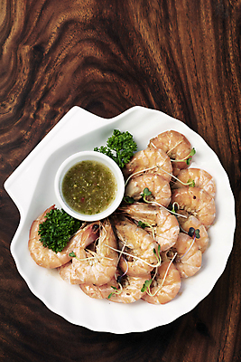 포토 JPG 해외이미지 접시 음식 백그라운드 부분 탁자 새우 사람없음 목재 식당 신선 해산물 심플 삶기 타파스 해외포토 나무 식기 가구 재료 갑각류 상점 애피타이저 파일형식 이미지허브