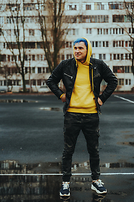 포토 JPG 해외이미지 주간 전신 모델 라이프스타일 헤어스타일 응시 남자 스포츠 포즈 청소년 날씨 한명 서기 미소 취미 야외 건물 캐주얼 세로 파란색 경기장 봄 산책 도시 웅덩이 지역 개성 성격 해외포토 자연요소 1 건축물 시선 옷 계절 컬러 스포츠시설 모션 휴식 표정 사람 생활 파일형식 이미지허브