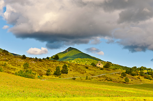 포토 JPG 해외이미지 식물 구름 유럽 도로 길 밭 농업 건축양식 자연 하늘 산 풍경 초원 사람없음 초록색 여름 뷰티 농장 교회 골짜기 계곡 프랑스 안개 성장 바위 시골 숲 언덕 알프스 프랑스어 산악지대 땅바닥 석회암 절정 해외포토 자연요소 문자 계절 건축 나라 산업 컬러 종교건축 교통시설 날씨 바닥 건물 암석 돌_바위 생태계 파일형식 이미지허브