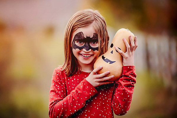 포토 JPG 해외이미지 여자 어린이 호박 한명 들기 상반신 앞모습 할로윈 소녀한명만 해외포토 1 뷰포인트 채소 모션 사람 여자한명만 소녀만 파일형식 이미지허브