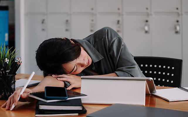 포토 JPG 해외이미지 여자 엎드리기 실내 한명 상반신 성인 앞모습 비즈니스우먼 좌절 우울감 힘듦 성인여자한명만 해외포토 1 감정 뷰포인트 컨셉 비즈니스 모션 사람 내부 직장인 여자한명만 성인여자만 파일형식 이미지허브