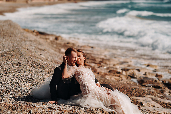 포토 JPG 해외이미지 주간 전신 응시 여자 남자 웨딩드레스 결혼 신혼부부 사랑 미소 앉기 정장 턱시도 상반신 성인 해변 야외 두명 앞모습 옆모습 뒤돌아보기 신랑신부 성인만 웨딩촬영 해외포토 자연요소 부부 시선 드레스 옷 감정 신부_웨딩 바다 뷰포인트 신랑 모션 표정 사람 이벤트 신혼 기념사진 파일형식 이미지허브