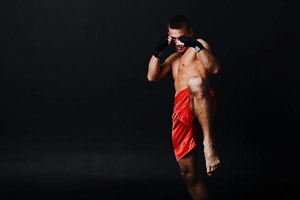 포토 JPG 해외이미지 손 남자 스포츠 포즈 백그라운드 신체 태국 건강 미술 한명 사람 성인 운동 검은색 힘 주먹 권투 흰색 싸움 근육질 무릎 때리기 킥복싱 해외포토 1 아시아 컬러 모션 근육 문화예술 신체부위 격투기 몸매 파일형식 이미지허브