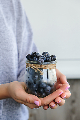 포토 JPG 해외이미지 손 유리병 실내 한명 들기 상반신 성인 아웃포커스 신체부위 신선 달콤 묶기 흰배경 담기 블루베리 노끈 성인여자한명만 해외포토 1 줄 백그라운드 과일 모션 병_용기 촬영기법 사람 내부 흰색 맛 여자한명만 성인여자만 파일형식 이미지허브