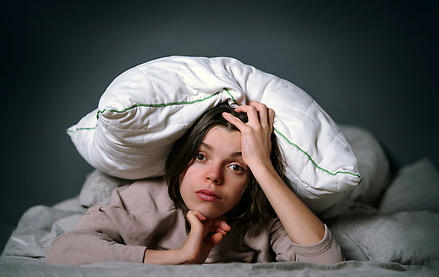 포토 JPG 해외이미지 응시 여자 엎드리기 베개 실내 무표정 한명 상반신 성인 앞모습 턱괴기 우울감 성인여자한명만 해외포토 1 시선 감정 뷰포인트 침구 모션 표정 사람 내부 여자한명만 성인여자만 파일형식 이미지허브