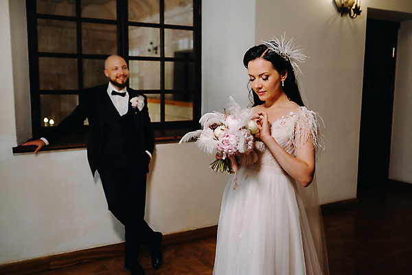 포토 JPG 해외이미지 전신 응시 여자 남자 부케 웨딩드레스 결혼 창문 신혼부부 실내 사랑 미소 들기 정장 턱시도 상반신 성인 두명 아웃포커스 기댐 창가 주머니손 신랑신부 성인만 웨딩촬영 해외포토 부부 시선 드레스 옷 감정 신부_웨딩 꽃다발 신랑 모션 촬영기법 표정 사람 이벤트 내부 신혼 기념사진 파일형식 이미지허브