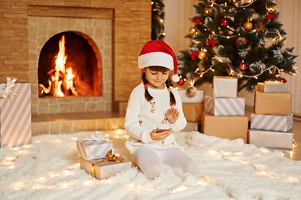 포토 JPG 해외이미지 나무 라이프스타일 응시 행복 얼굴 백그라운드 크리스마스 겨울 산타모자 불 휴가 새해 바닥 주택 선물 한명 선물상자 빛 스마트폰 상자 장난감 산타클로스 축제 화환 놀람 카펫 방 축하 흥분 벽난로 감사 해피뉴이어 부름 획득 걸음마 광 해외포토 자연요소 식물 모자_잡화 1 시선 계절 기념일 꽃 감정 컨셉 모션 표정 사람 건물 생활 신체부위 핸드폰 스마트기기 새해인사 파일형식 이미지허브