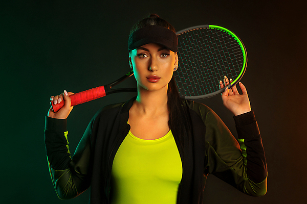 포토 JPG 해외이미지 응시 여자 포즈 검은배경 실내 한명 들기 상반신 성인 앞모습 테니스 잡기 테니스라켓 썬캡 테니스복 성인여자한명만 해외포토 모자_잡화 1 시선 뷰포인트 백그라운드 모션 사람 내부 운동복 구기 검은색 라켓 여자한명만 성인여자만 파일형식 이미지허브