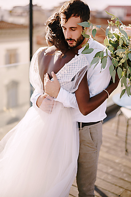 포토 JPG 해외이미지 여자 남자 웨딩드레스 흑인 포옹 결혼식 정장 상반신 성인 야외 두명 앞모습 뒷모습 국제결혼 신랑신부 성인만 웨딩촬영 해외포토 서양인 드레스 옷 신부_웨딩 뷰포인트 신랑 결혼 안기 사람 기념사진 파일형식 이미지허브